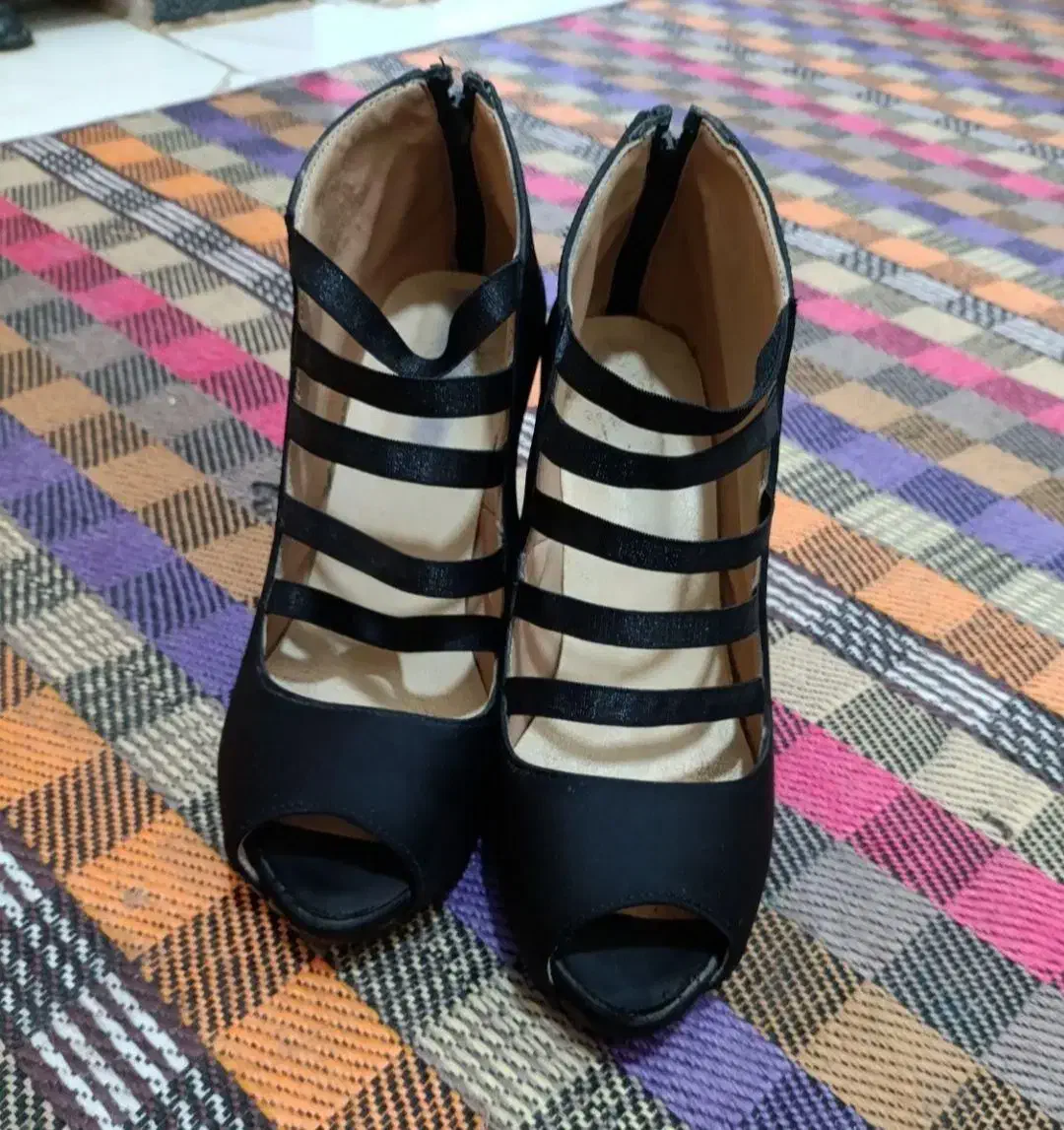 کفش و کیف|کیف، کفش، کمربند|گلبهار, شهر جدید گلبهار|دیوار