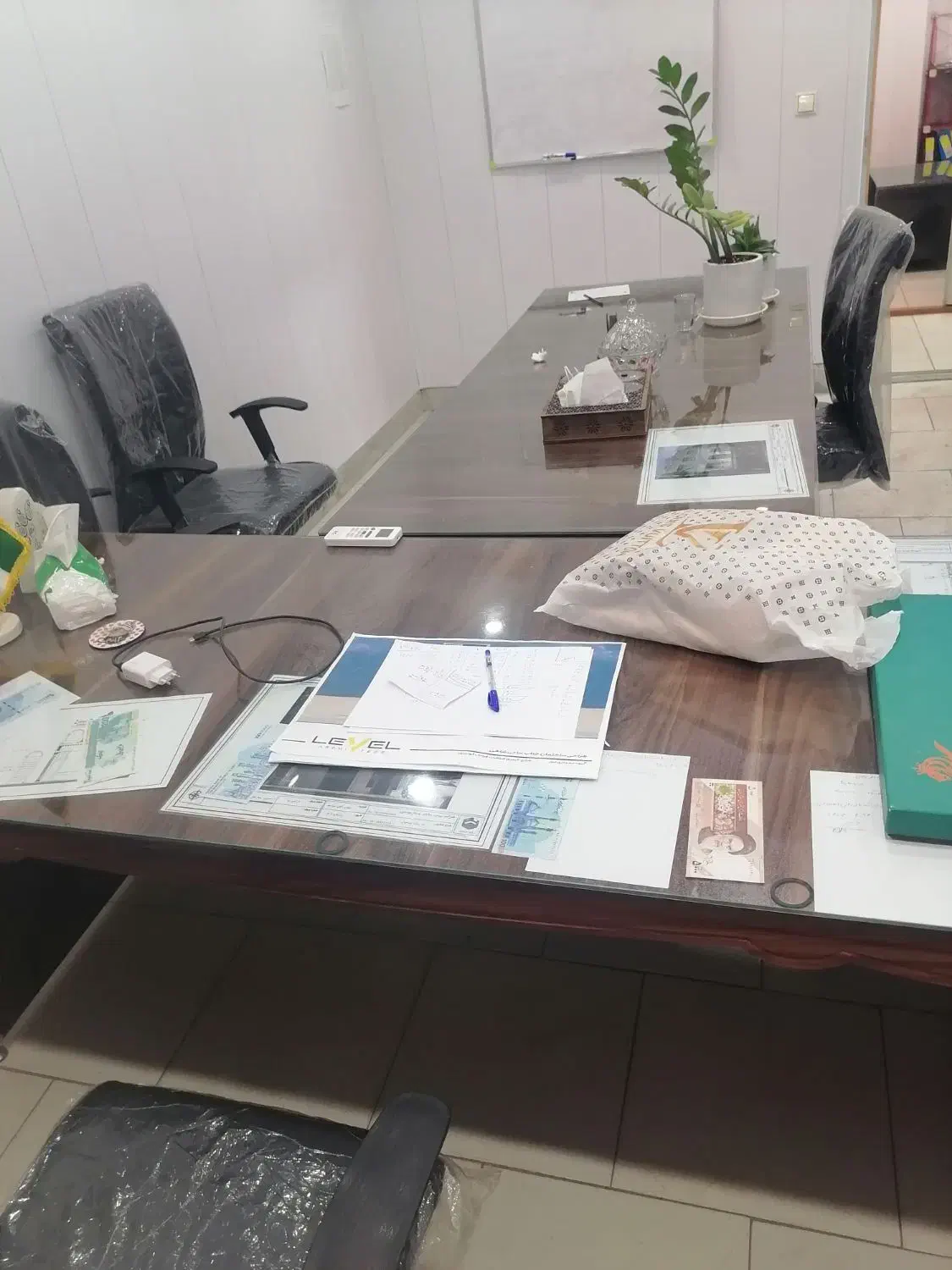 میز اداری|دفتر کار|حمیدیا, |دیوار