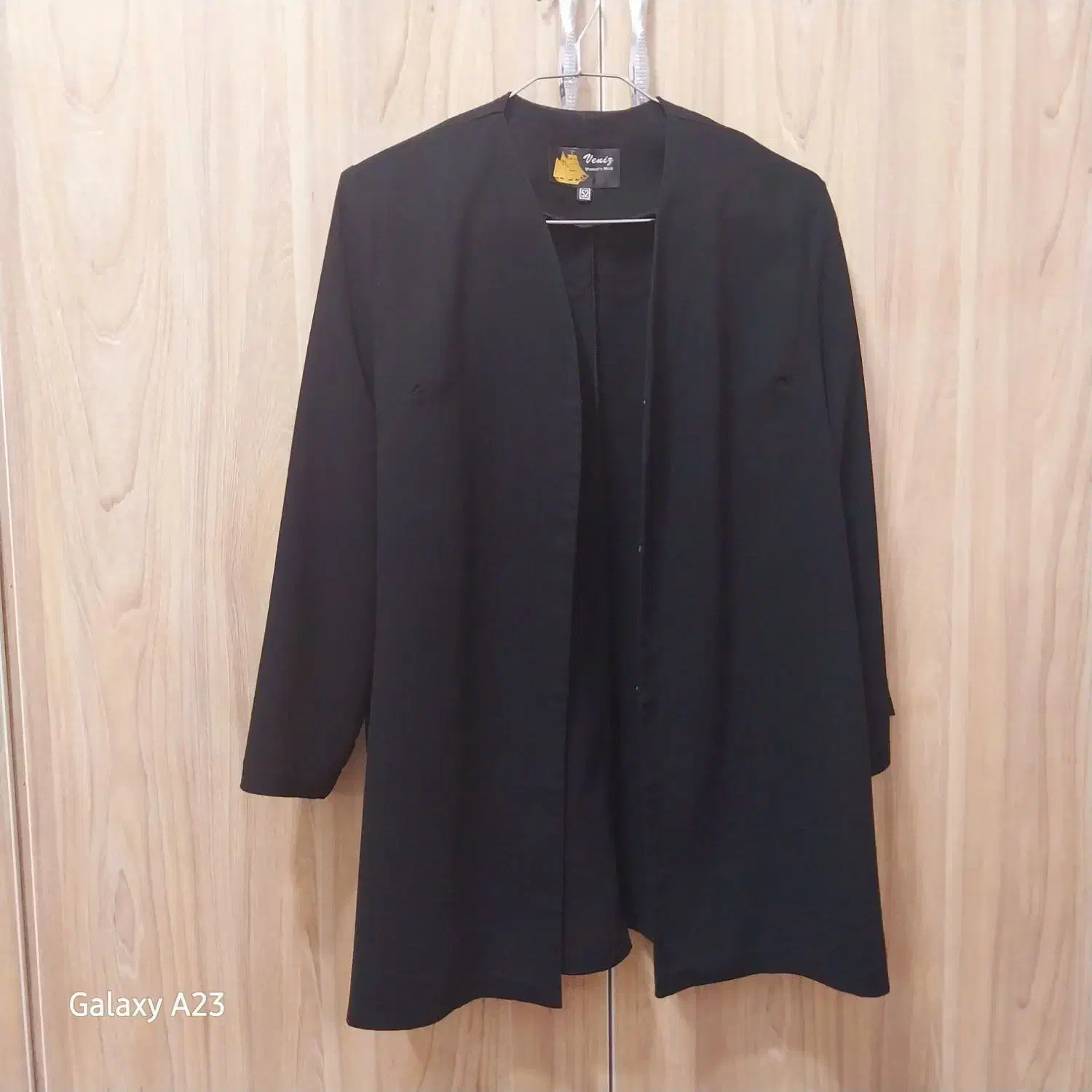 تعدادی مانتو وشومیز وشال|لباس|رشت, آتشگاه|دیوار