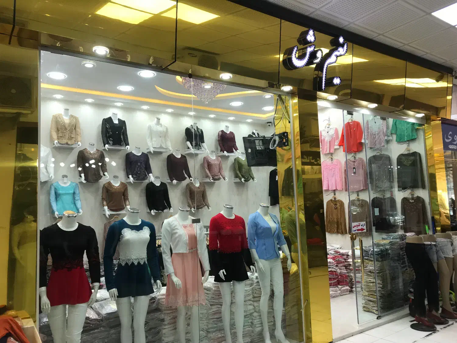 مغازه دو باب دو دهنه دیوار وسط برداشته شده|فروش مغازه و غرفه|آستارا, |دیوار