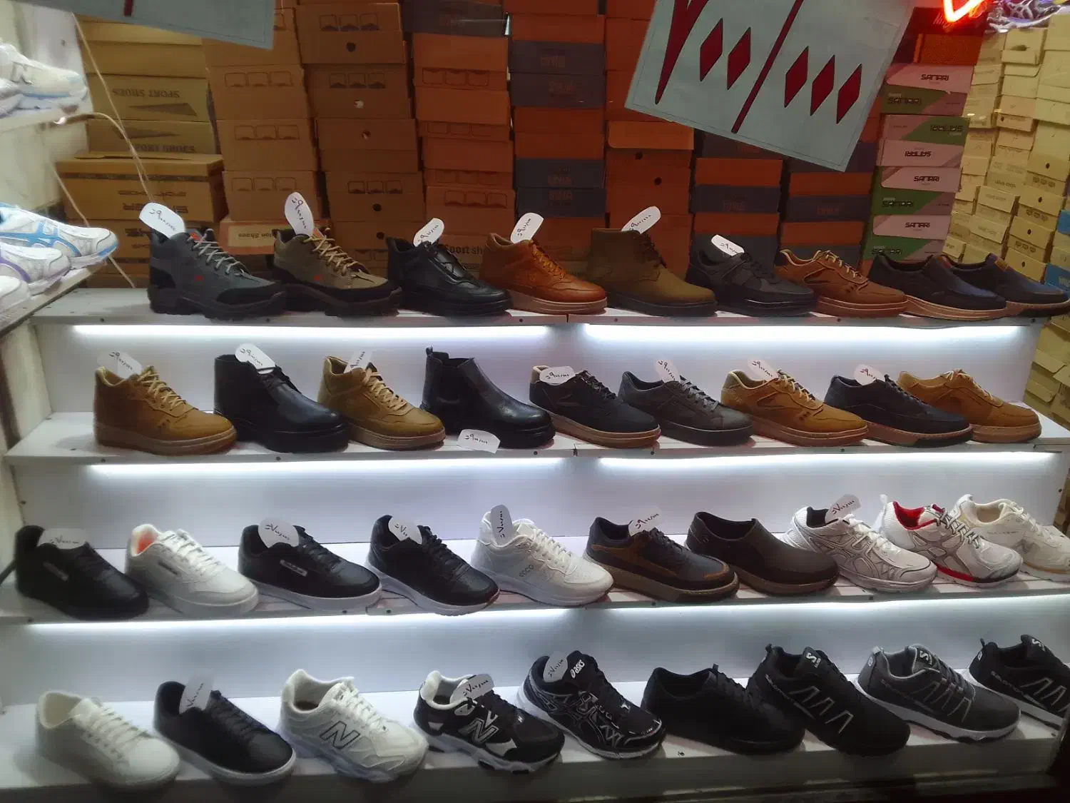 کفش فدک|کیف، کفش، کمربند|خوی, |دیوار