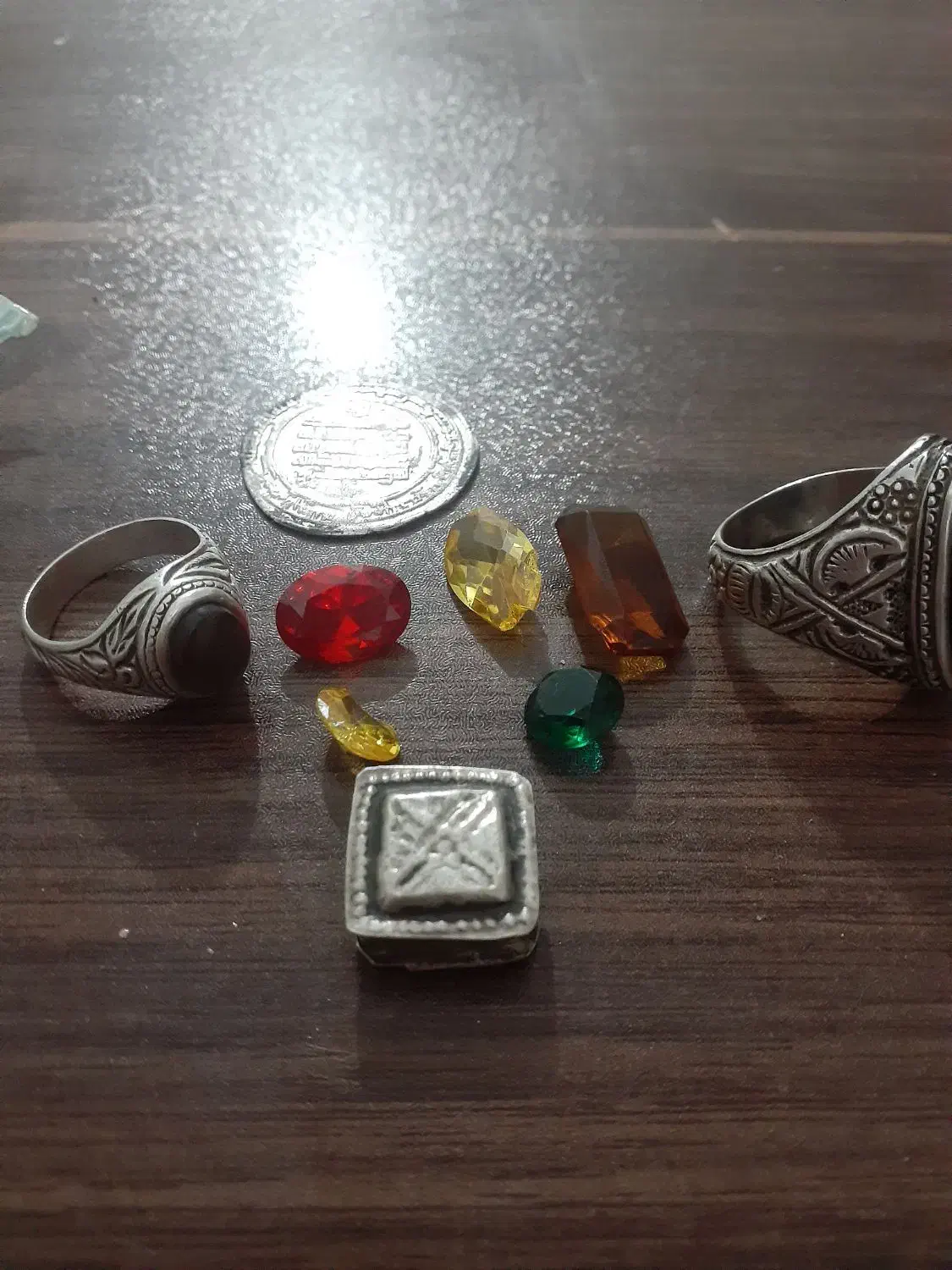 تعدادی نقره وسنگ معدنی ومهره کهنه وتسبیح نقره کوب|کلکسیون اشیاء عتیقه|گرگان, |دیوار