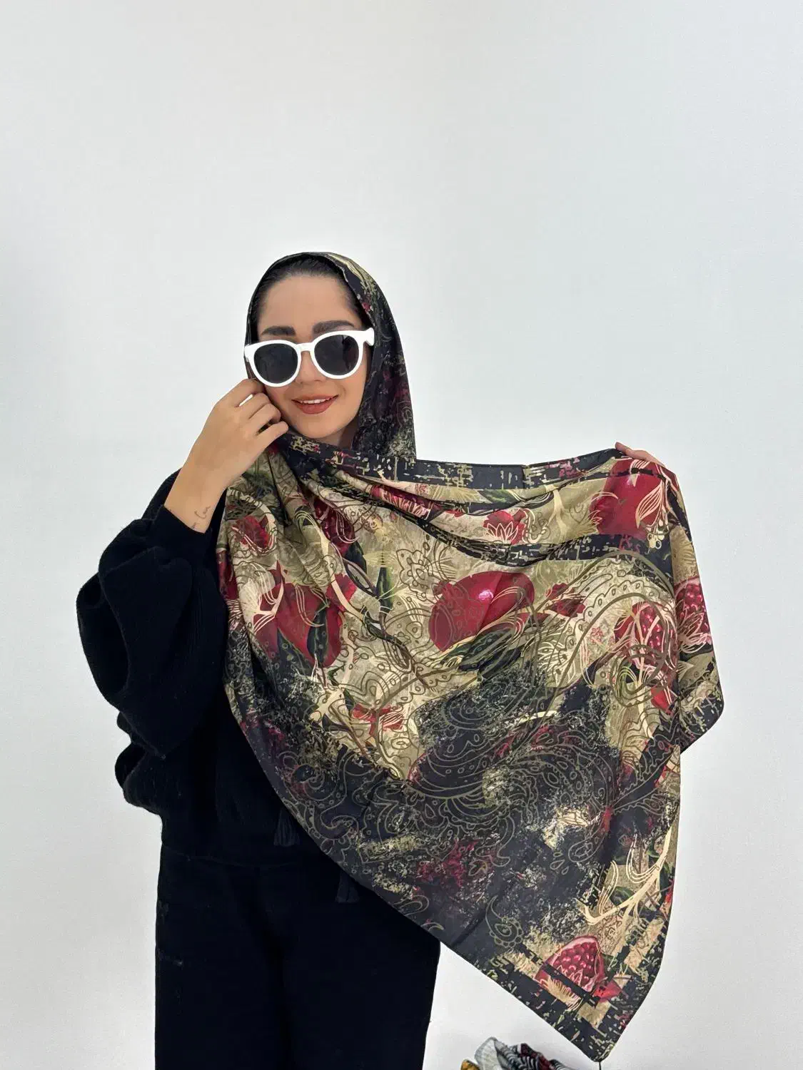 شال یلدایی (اسکارف دنیا)|لباس|قم, ولیعصر|دیوار