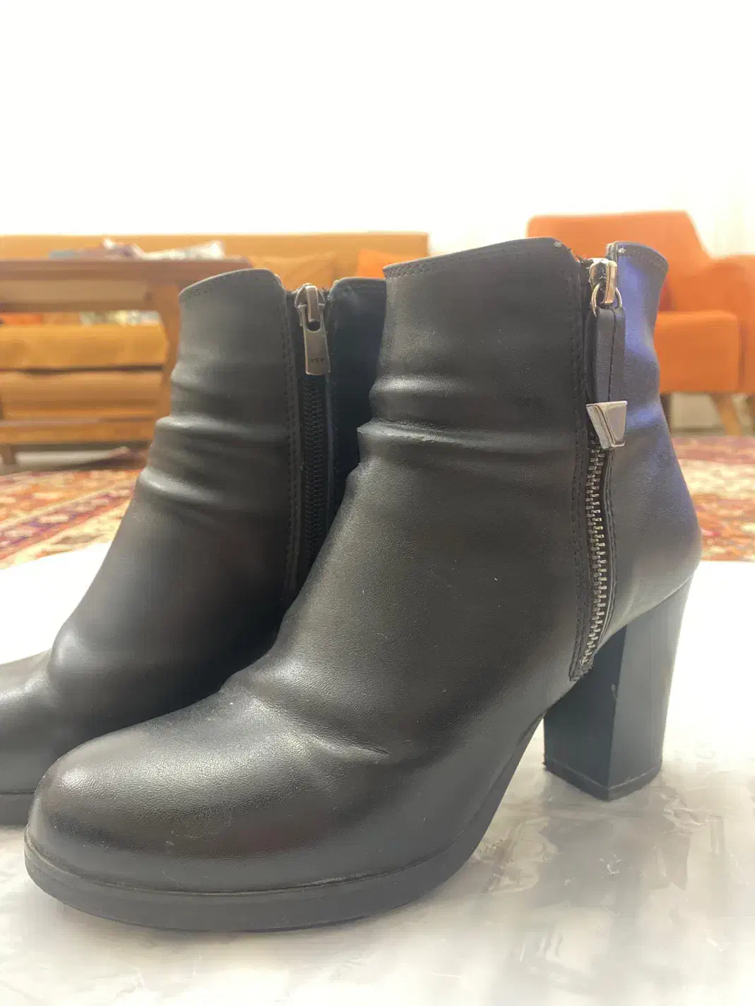 کفش|کیف، کفش، کمربند|اسکو, |دیوار