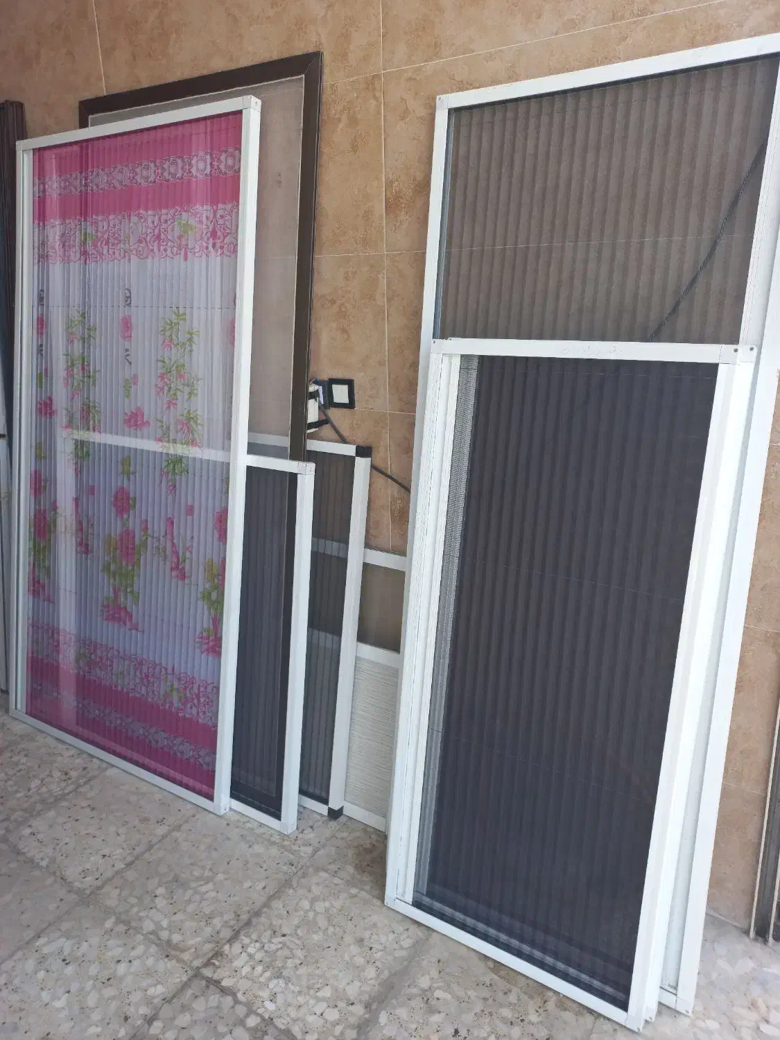 تولید و نصب انواع توری پلیسه رنگی و آلومینیومی|خدمات پیشه و مهارت|آمل, |دیوار