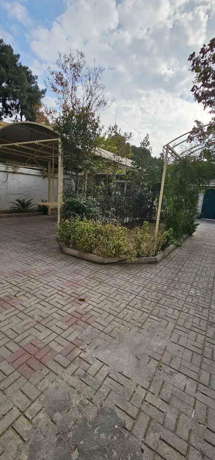 ۵۰۰متر بنا با ۳۰۰متر حیاط دربست پارک هنرمندان