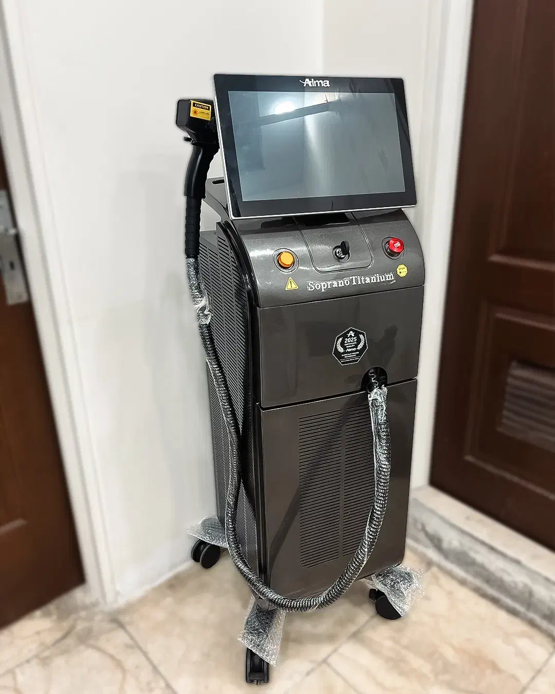 دستگاه لیزر مو تیتانیوم 1200W چهار طول موج|پزشکی|تهران, جردن|دیوار