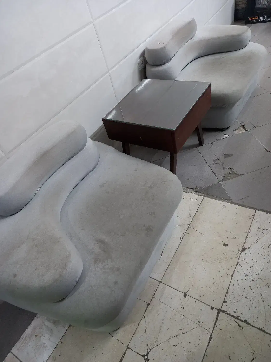 دو عدد مبل تک نفره|مبلمان خانگی و میز عسلی|قم, نیروگاه|دیوار