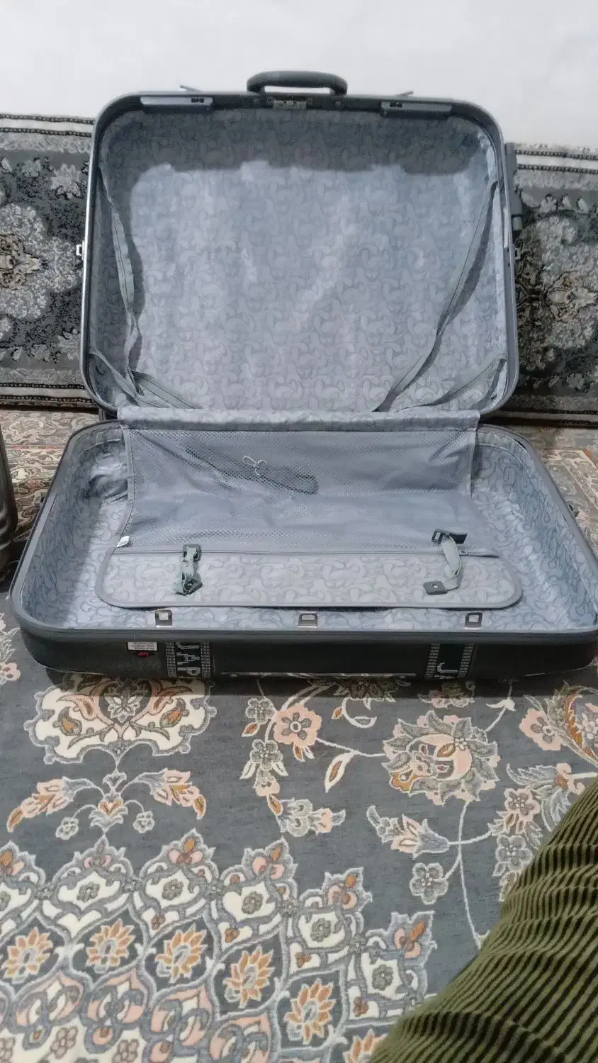 ۲عدد چمدان لباس در دو سایز سالم بدون ایراد|کیف، کفش، کمربند|همدان, |دیوار