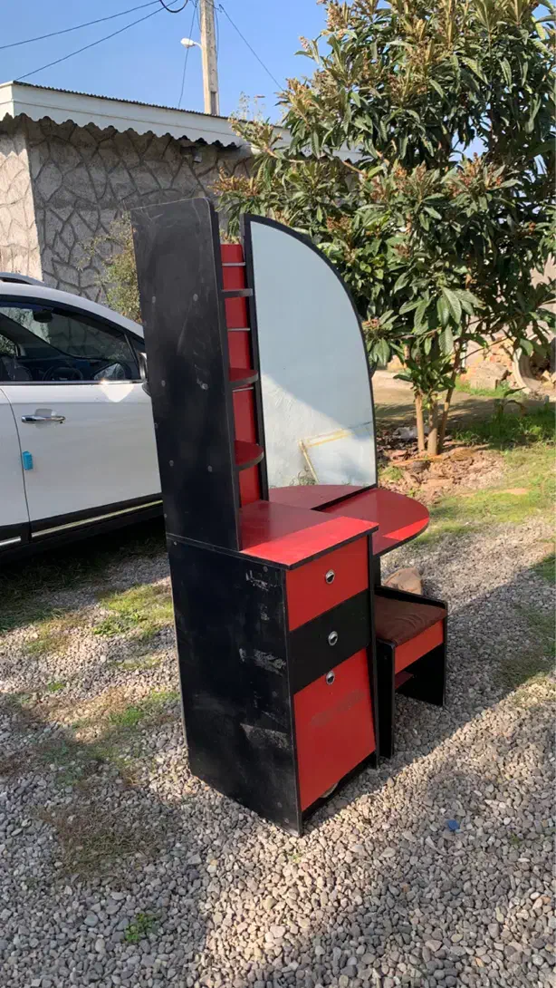 فروش فوری میز به همراه آینه ویترین دار|بوفه، ویترین، کنسول|رشت, جهاد|دیوار