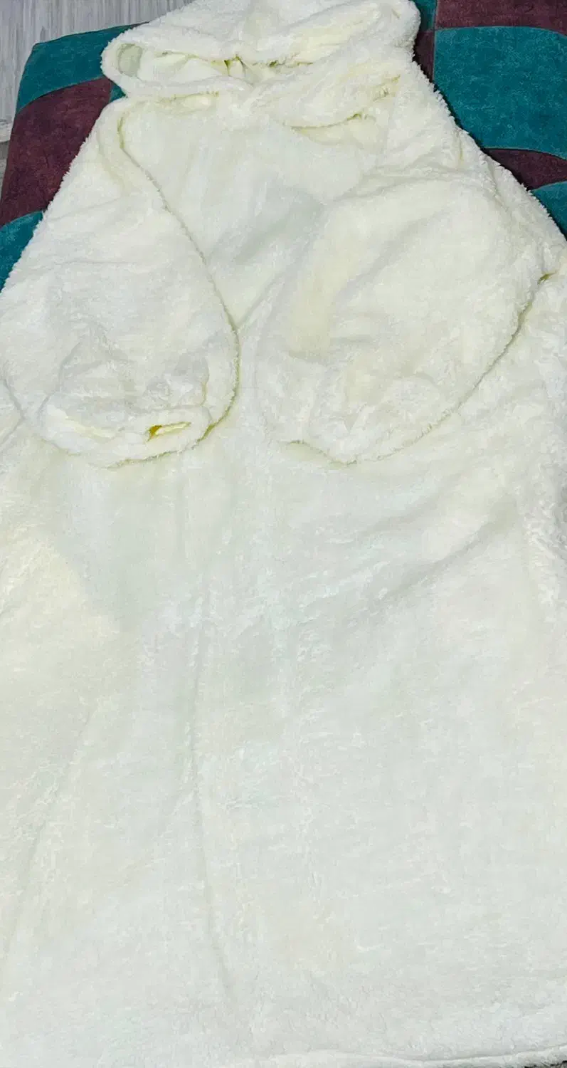 هودی بلند کلاه دار|لباس|تهران, راه آهن|دیوار