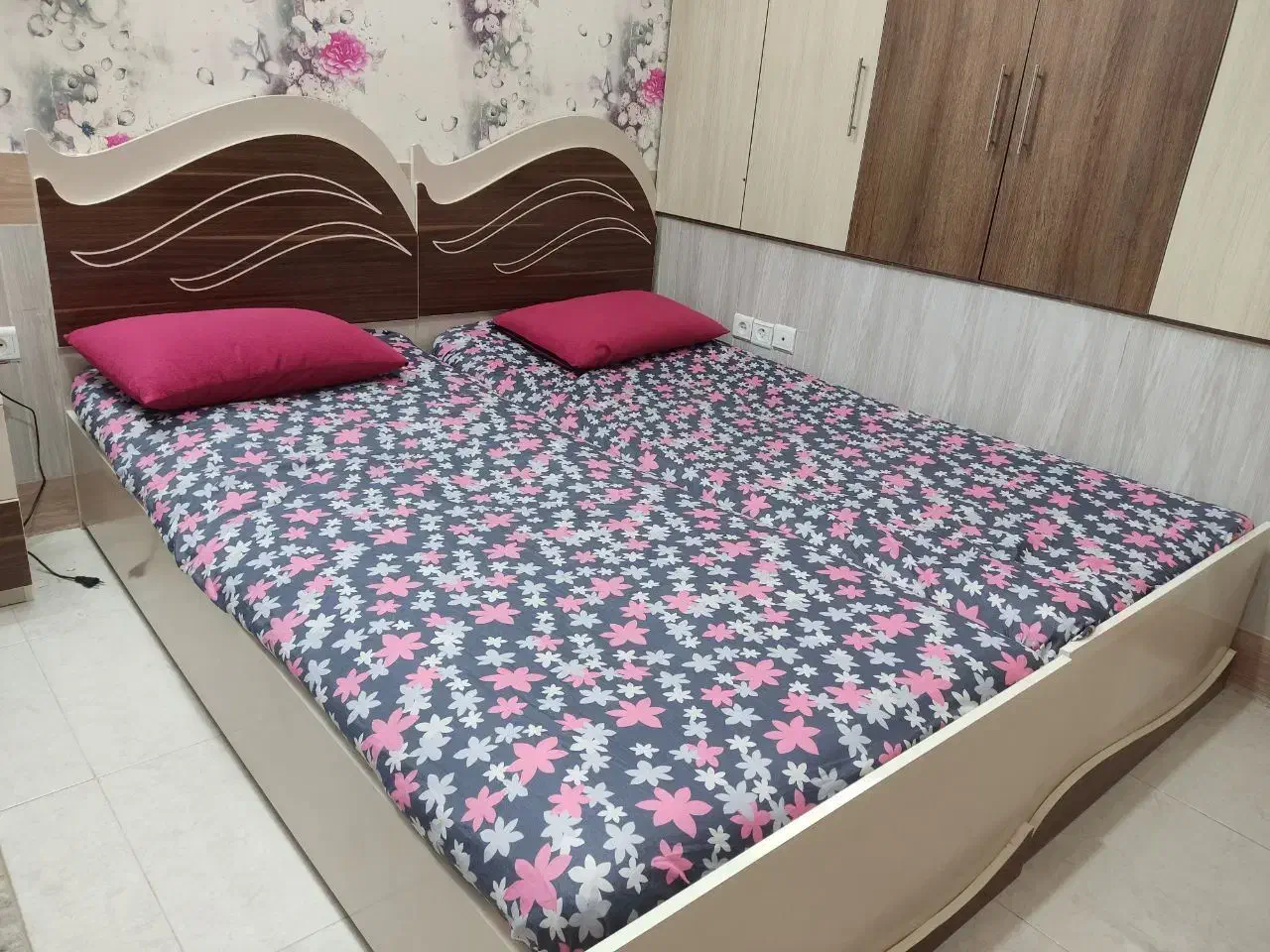 تخت به همراه پاتختی|تخت و سرویس خواب|کاشمر, |دیوار