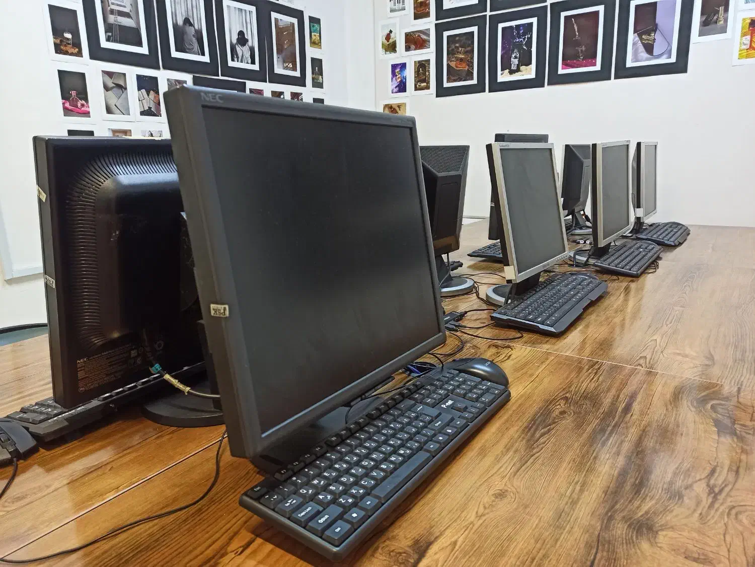 ۸ دستگاه کامپیوتر کامل به صورت کلی|رایانه رومیزی|رشت, سعدی (تختی)|دیوار