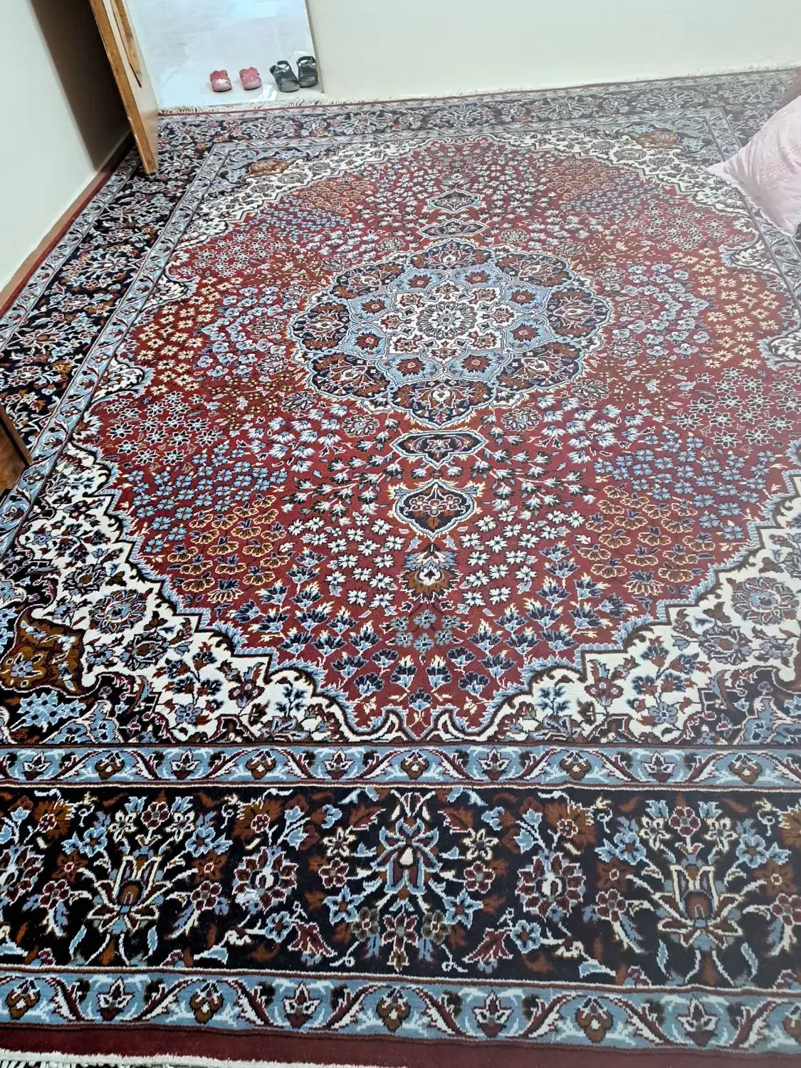 دو عدد فرش وچهار عدد صندلی ناهار خوری|فرش|بروجرد, |دیوار