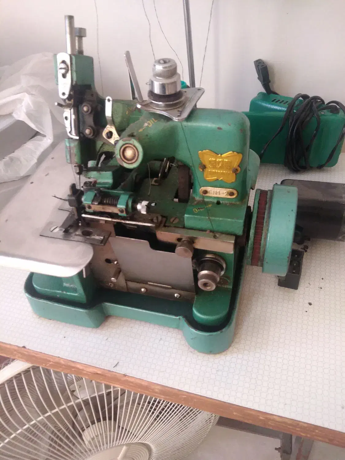 چرخ سردوز 3 نخ سالم همراه با میز دوخت تمیز|چرخ خیاطی و ریسندگی|محمدیه-قزوین, |دیوار