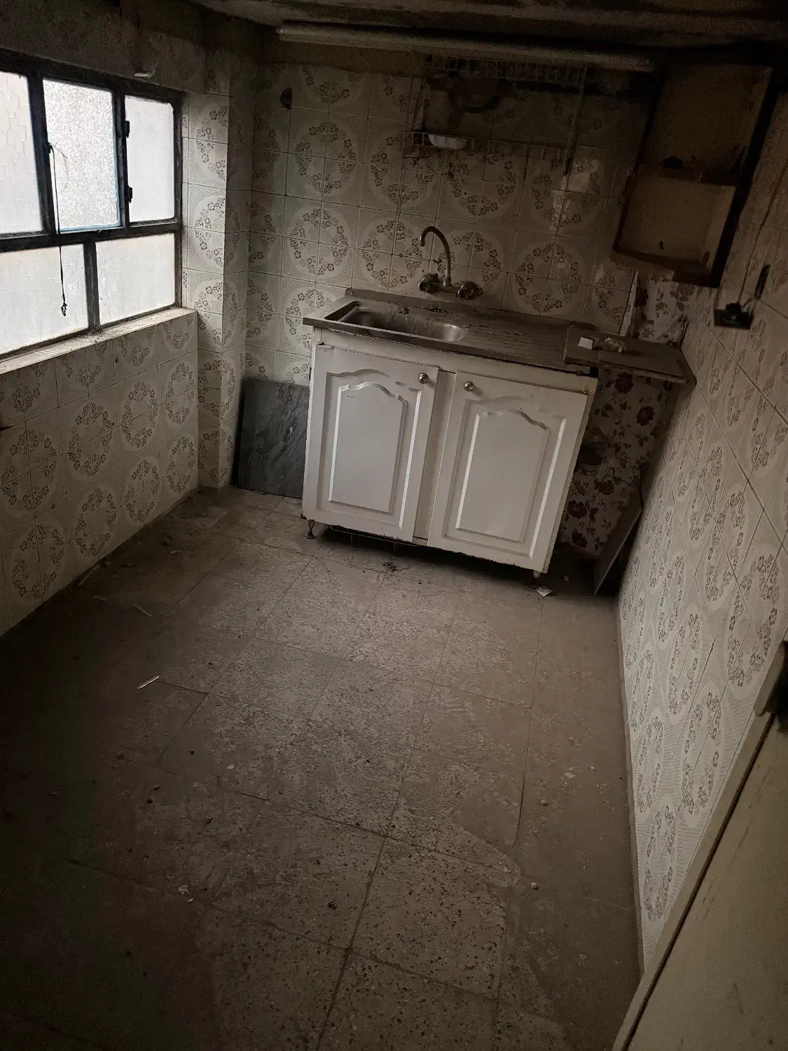 ساختمان ۳ طبقه مستقل دربست