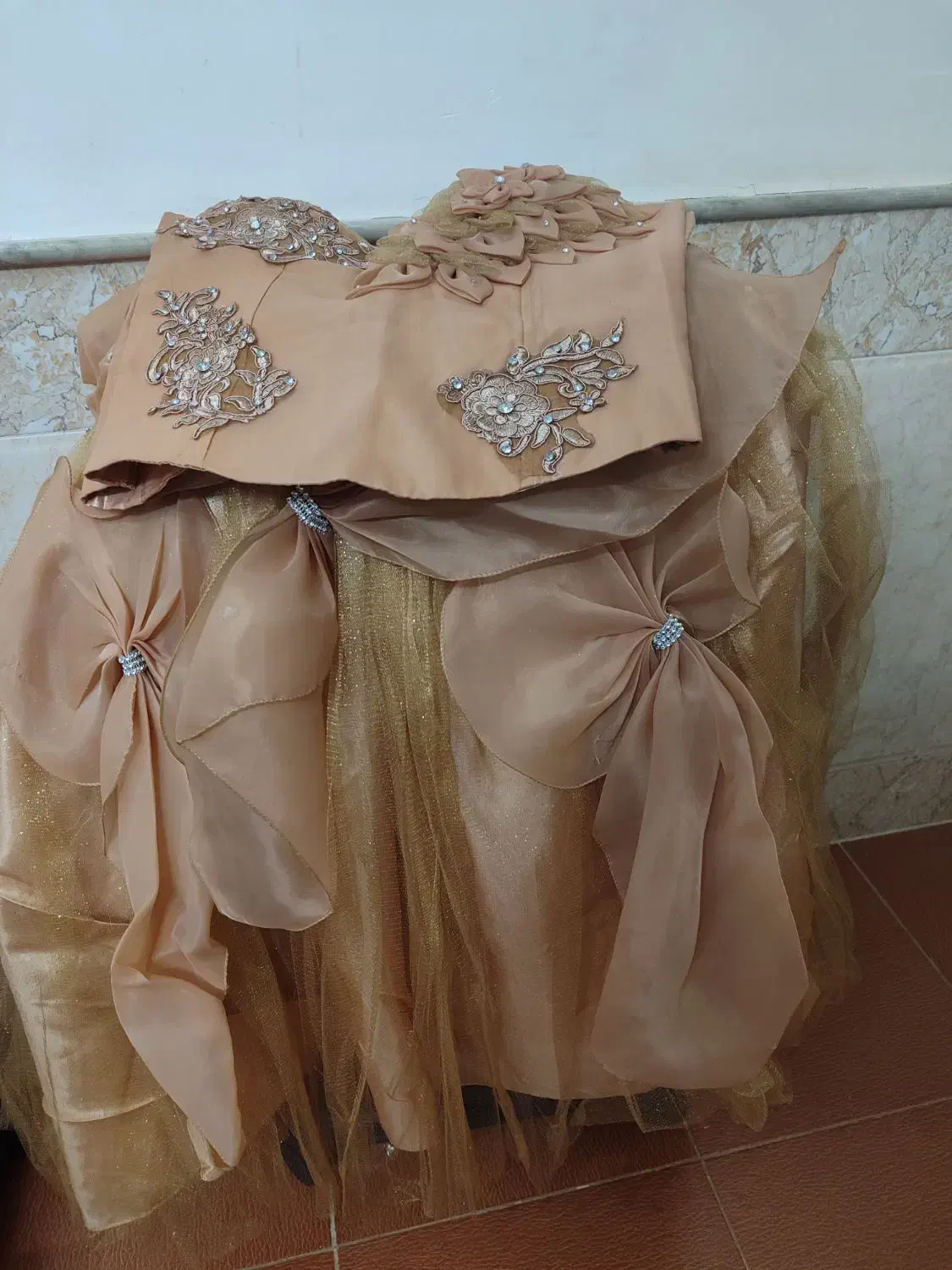 لباس عروس یا عقد|لباس|قم, شهر قائم|دیوار