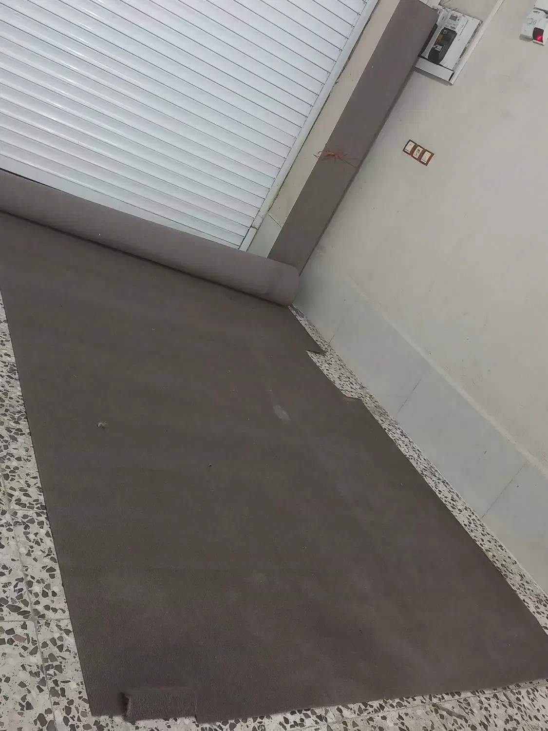 ۲ عدد موکت قهوه ای تیره ساده بفروش میرسد.|موکت|رشت, استقامت ۲|دیوار