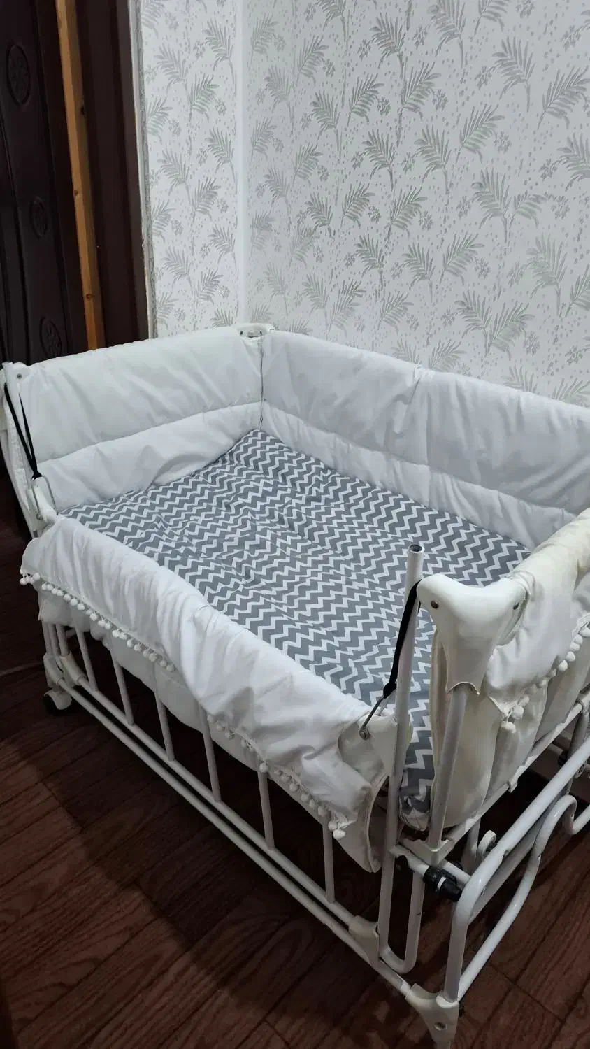 تخت کنار مادر و....|تخت و صندلی بچه|اردبیل, |دیوار