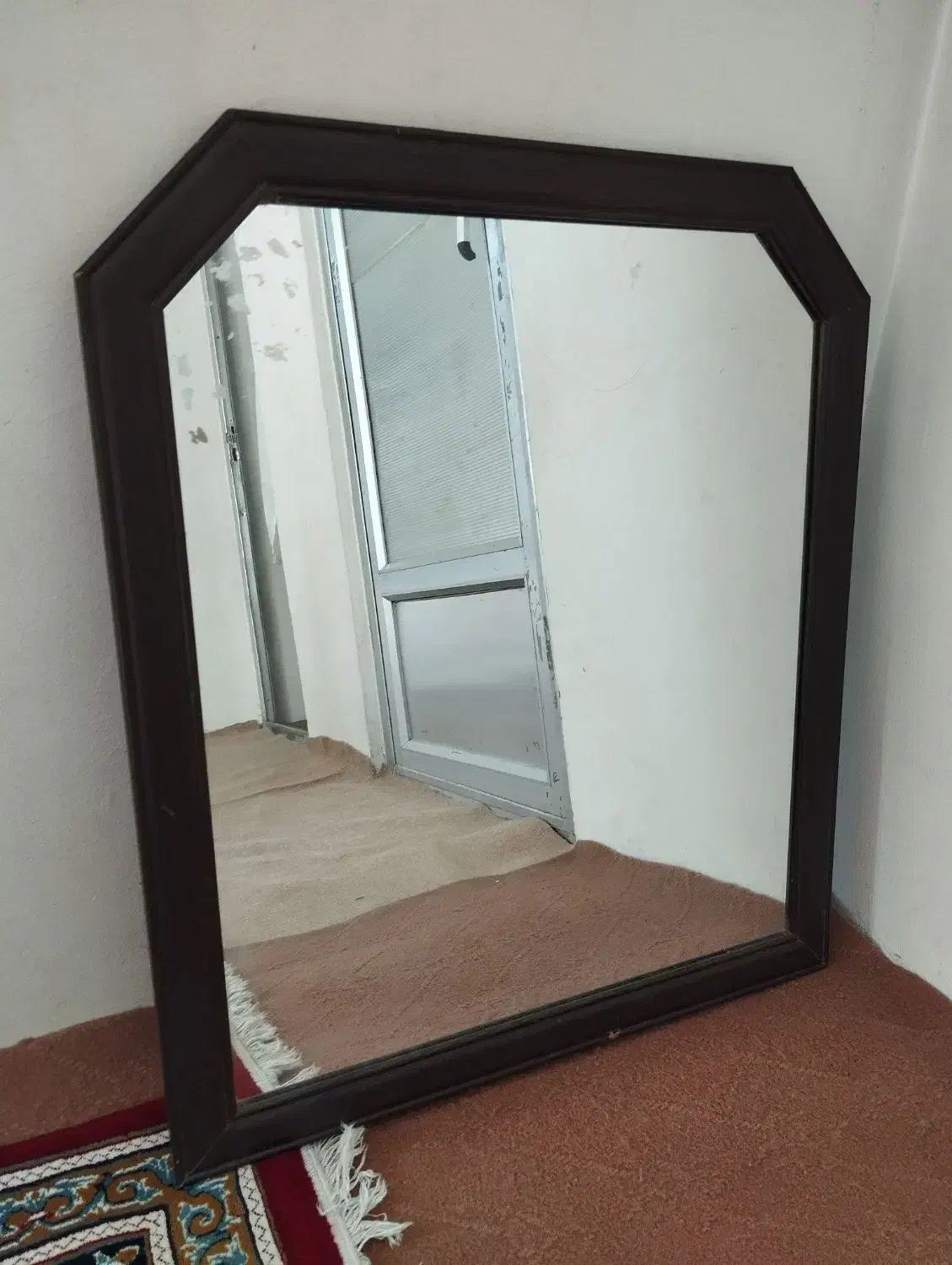 یک عدد آینه|آینه|فلاورجان, |دیوار