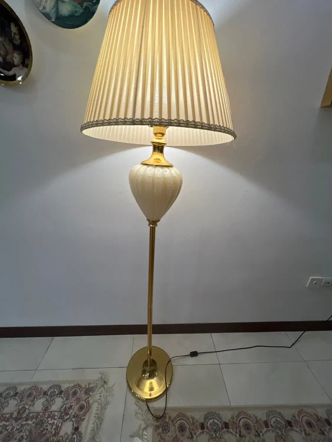 آباژور ایستاده سالم در حدنو|چراغ خواب و آباژور|نور, |دیوار