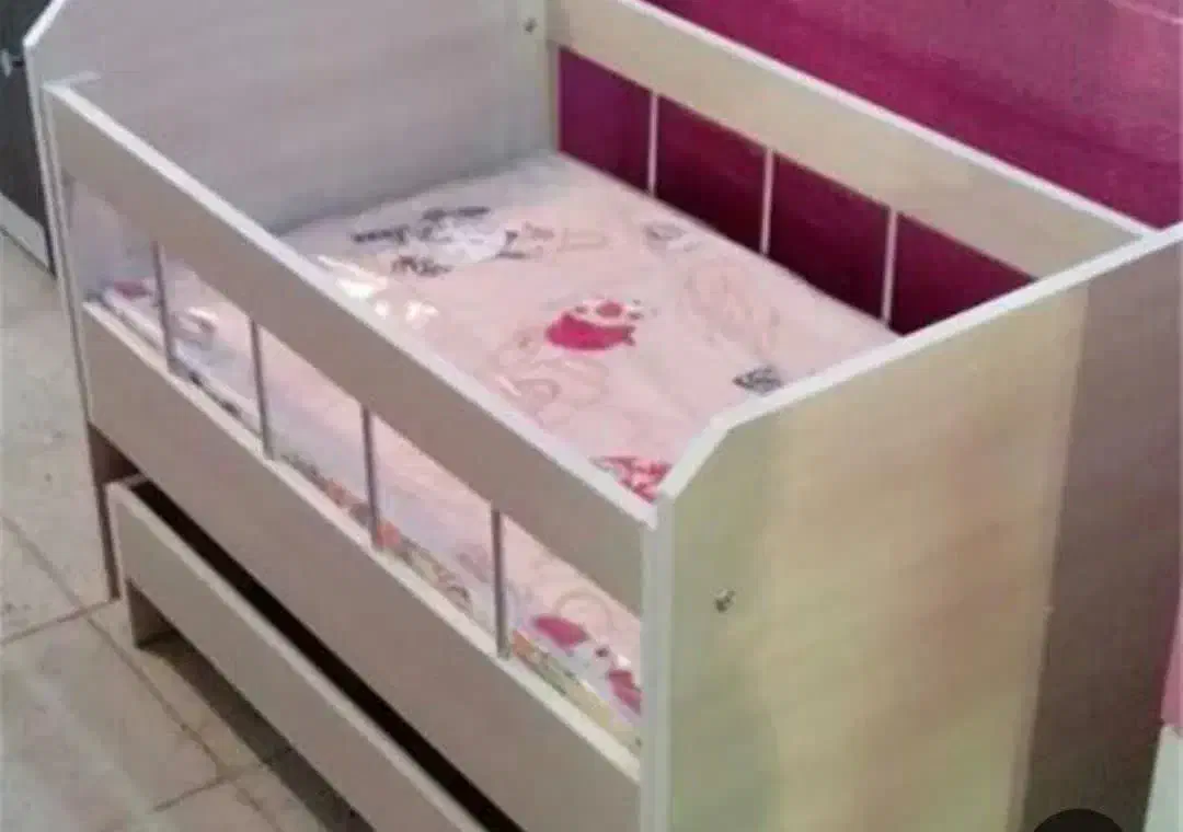 تخت کودک|تخت و صندلی بچه|قم, باغ شریفی|دیوار