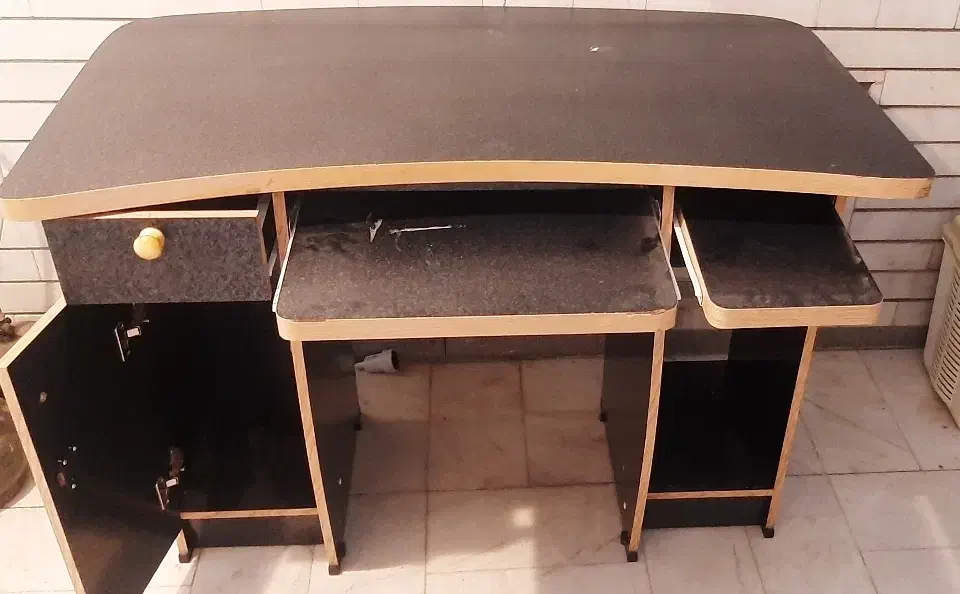 میز تحریر|میز تحریر و کامپیوتر|اصفهان, دانشگاه اصفهان|دیوار