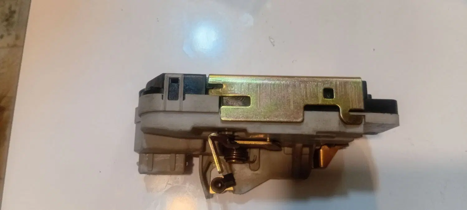 قفل درب عقب سمت چپ زانتیا|قطعات یدکی و لوازم جانبی|تهران, راه آهن|دیوار
