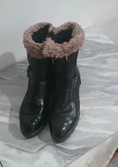 کفش|کیف، کفش، کمربند|شاهین دژ, |دیوار