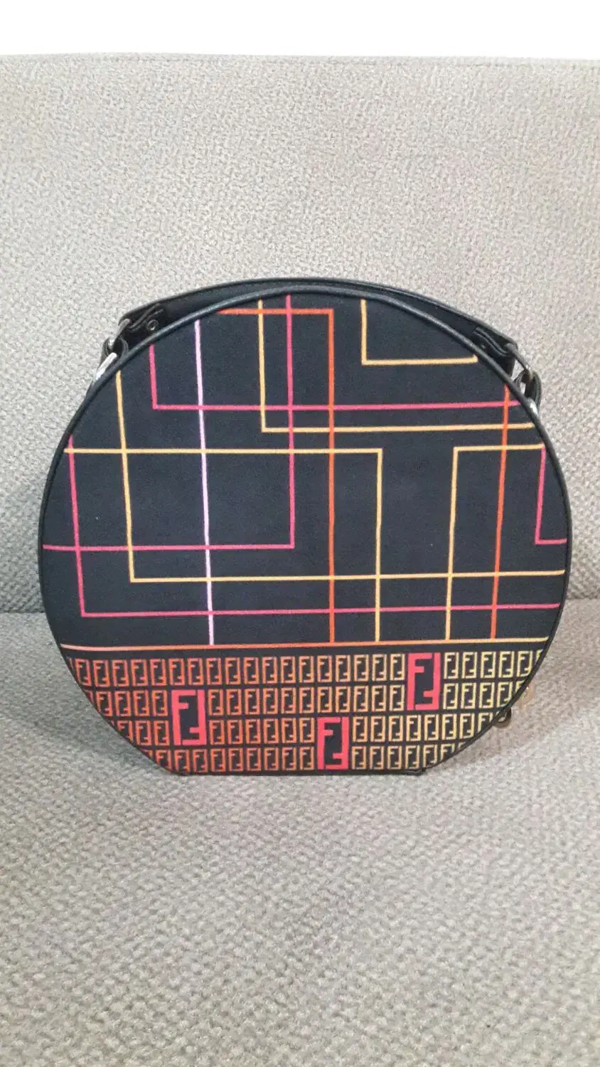 کیف چند نمونه|کیف، کفش، کمربند|صدرا-فارس, فاز ۱|دیوار