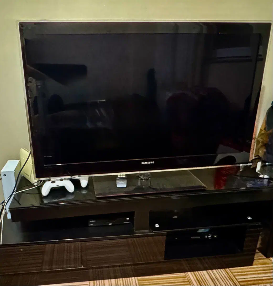 تلویزیون سامسونگ ۴۶ اینچ + میز تلویزیون|تلویزیون و پروژکتور|اردبیل, |دیوار