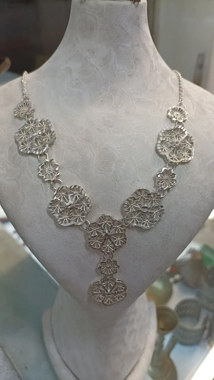 گردنبند نقره|جواهرات|تربت جام, امام|دیوار