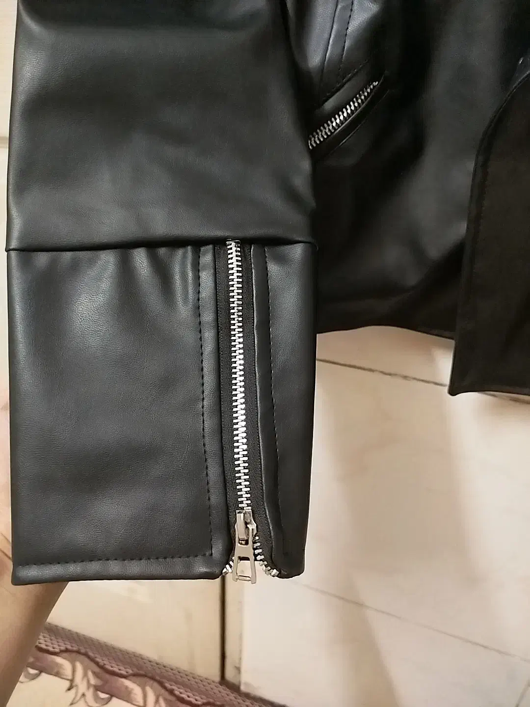 کت چرم کوتاه|لباس|یزد, |دیوار