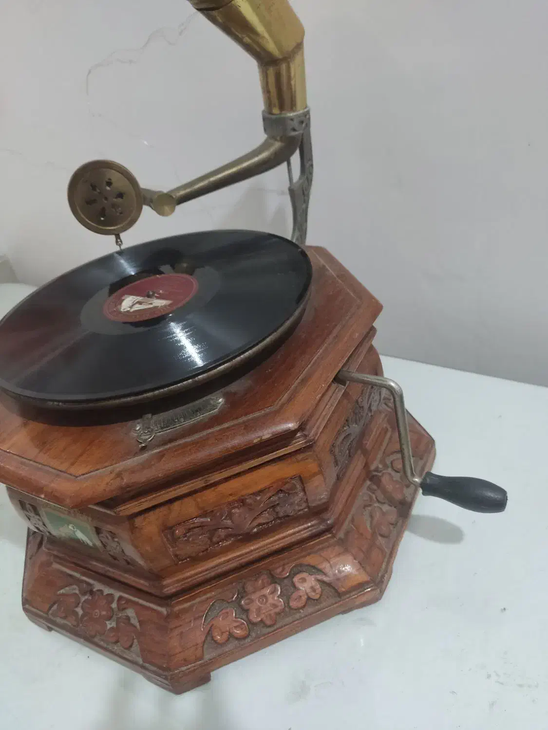 گرامافون قدیمی|کلکسیون اشیاء عتیقه|تربتحیدریه, کلاته توکلی|دیوار