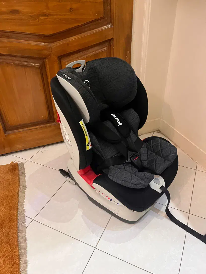 صندلی ماشین فیکشن سوئیس کاملا مناسب سیسمونی|تخت و صندلی بچه|تهران, حر|دیوار