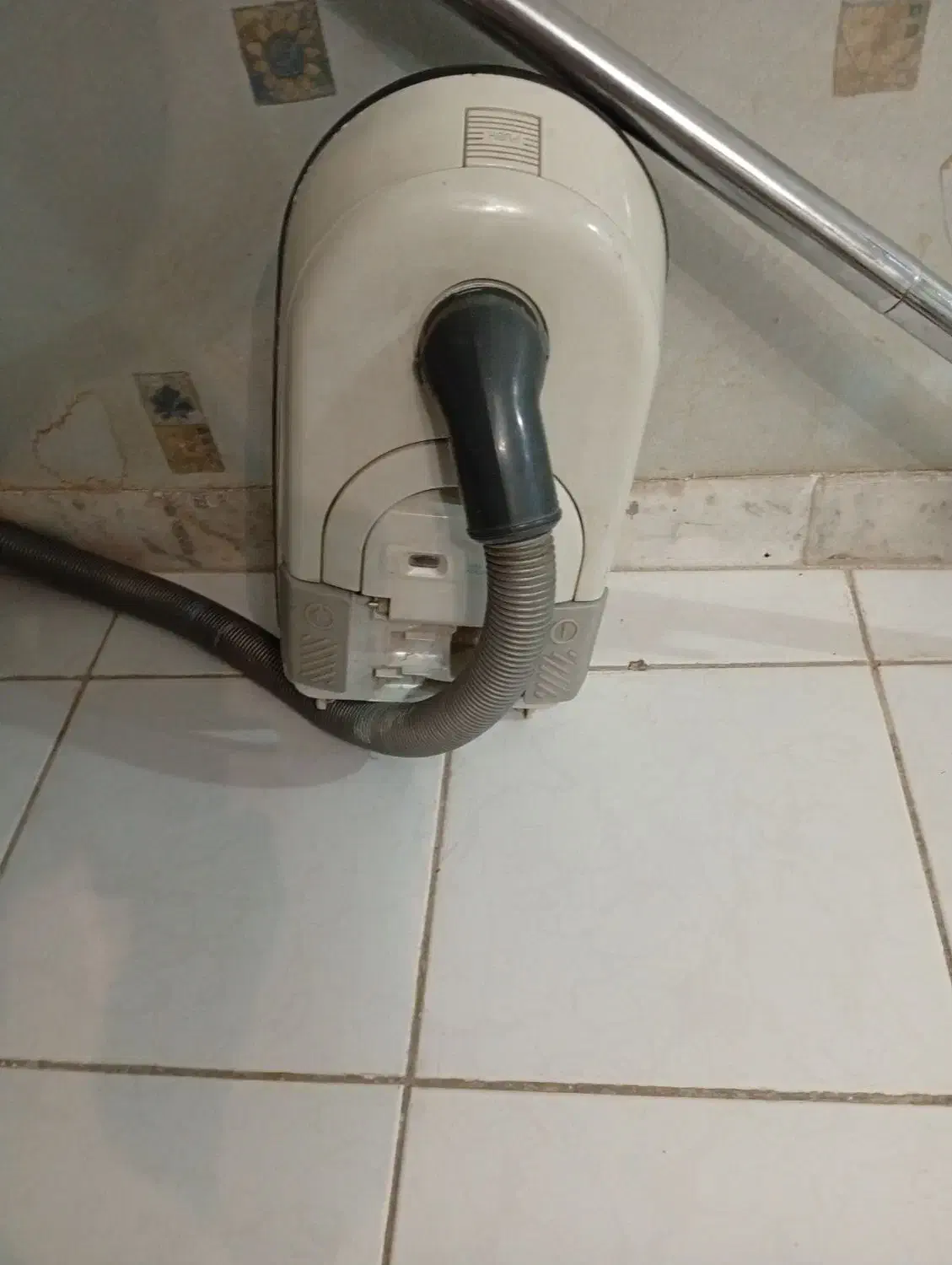 جاروبرقی     بسیار قوی|جاروبرقی، جارو شارژی، بخارشو|ایلام, |دیوار