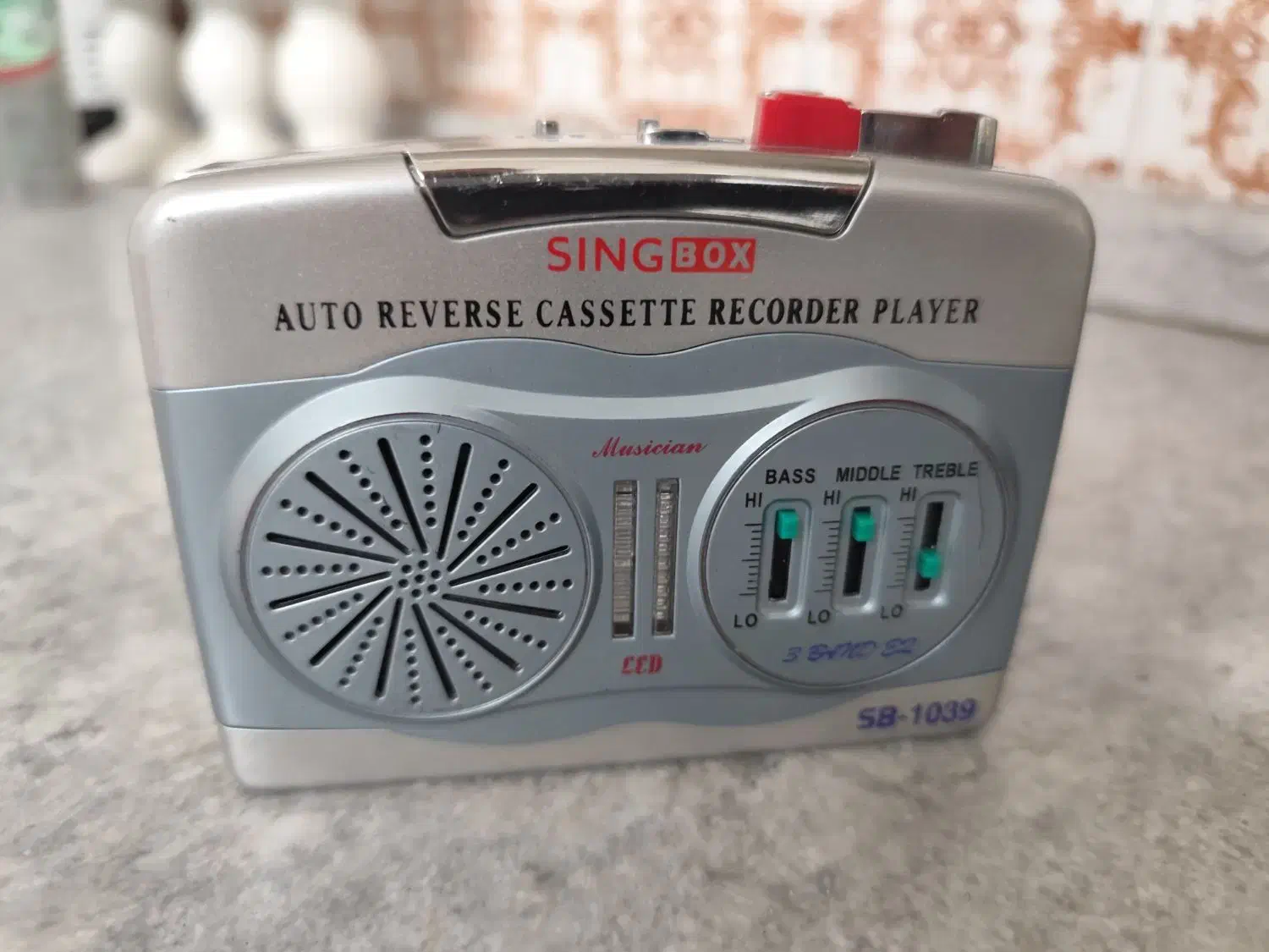 واکمن|پخشکننده همراه|ری, علایین|دیوار