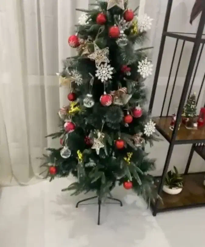 درخت کریسمس در حد نو با تمام لوازم|گل مصنوعی|مشهد, صیاد شیرازی|دیوار