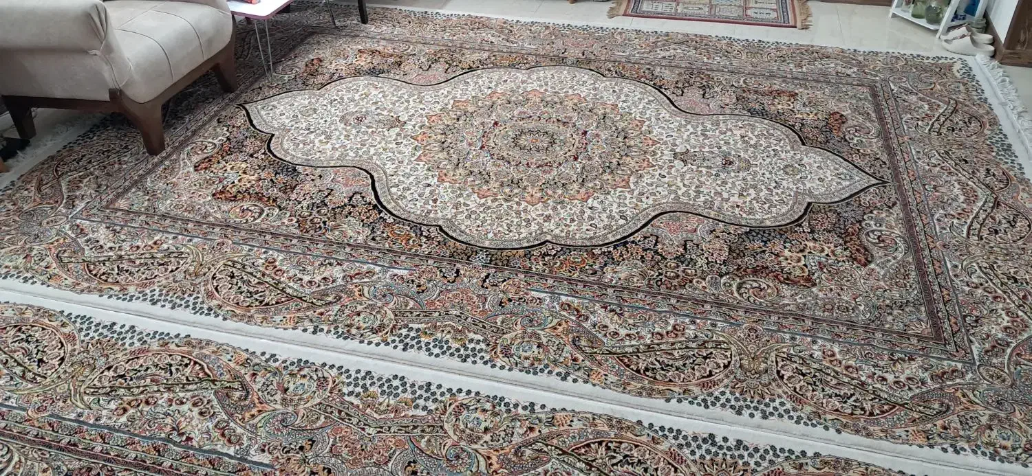 فرش ۹ متری|فرش|شاهین‌شهر, اقبال لاهوری|دیوار