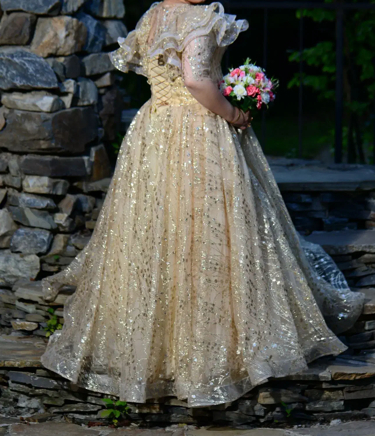 لباس عقدی|لباس|صومعه‌سرا, |دیوار