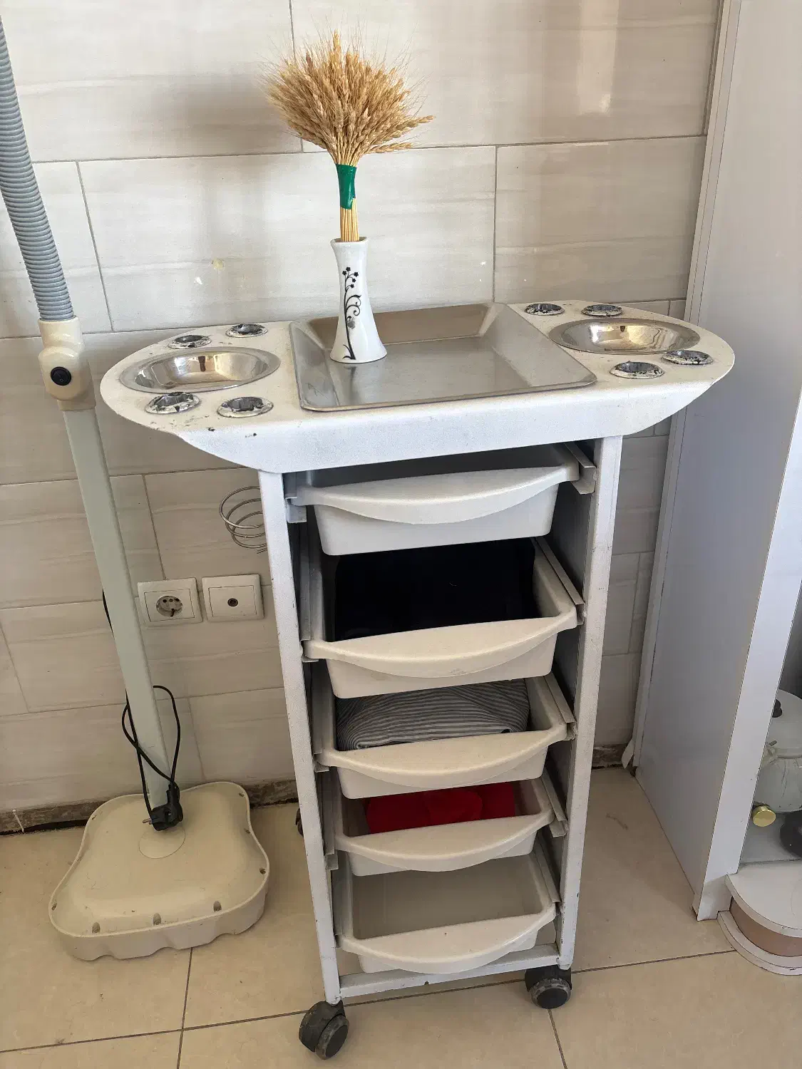 وسایل سالن ترولی|آرایشگاه و سالنهای زیبایی|اندیشه, اندیشه فاز ۱|دیوار