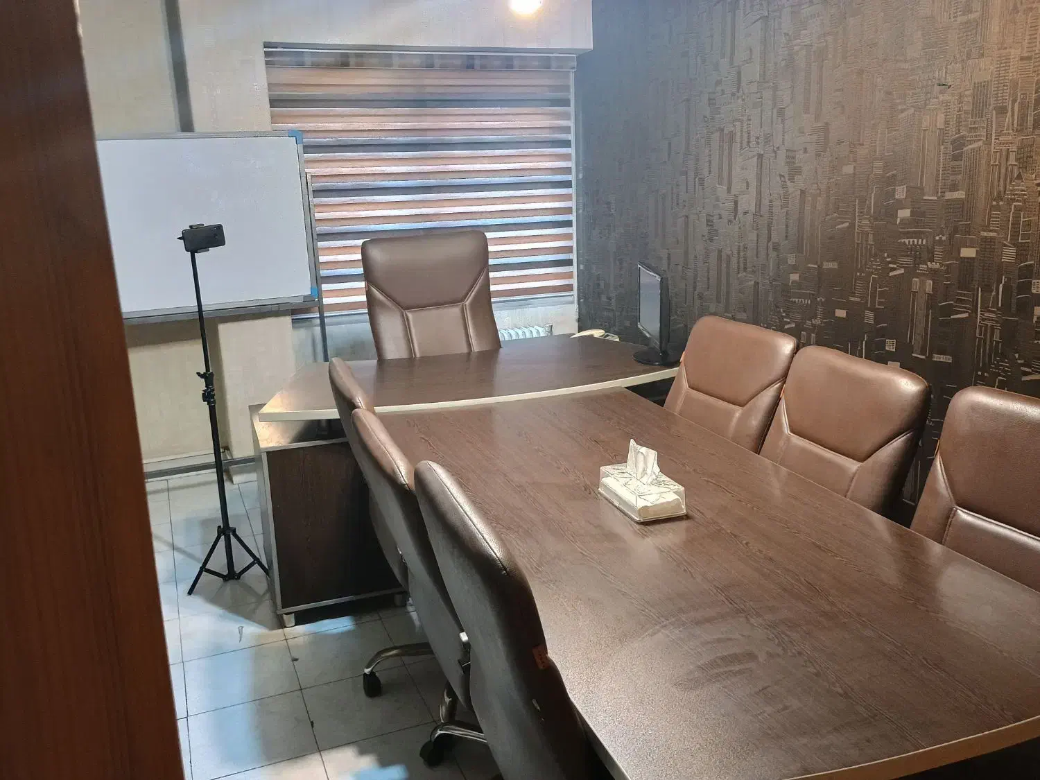 اجاره سالن جلسه و کلاس در مرکز شهر|اجارهٔ کوتاه‌مدت دفتر کار و فضای آموزشی|تهران, نجات اللهی|دیوار