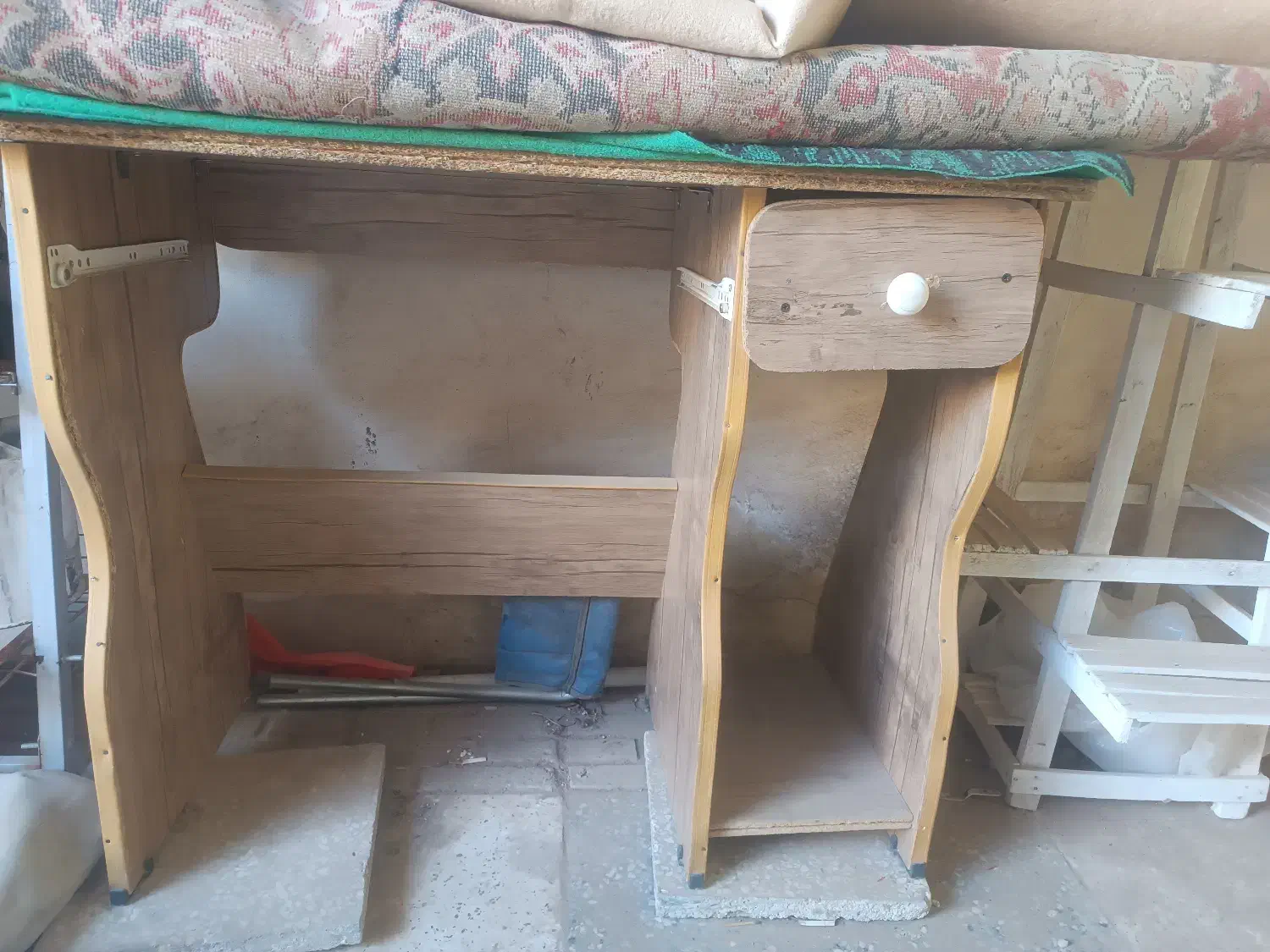 میز کامپیوتر|میز تحریر و کامپیوتر|تربتحیدریه, اندیشه|دیوار