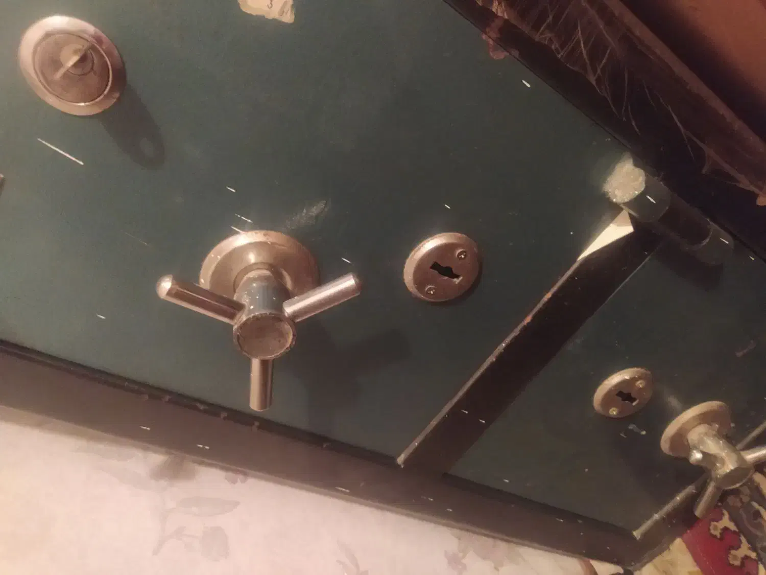 گاو صندوق دو طبقه|ابزارآلات|تربتحیدریه, حاجی یار|دیوار