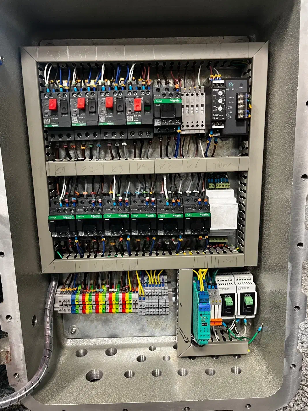 طراحی و مونتاژ تابلو برق صنعتی و ساختمانی|خدمات پیشه و مهارت|تبریز, |دیوار