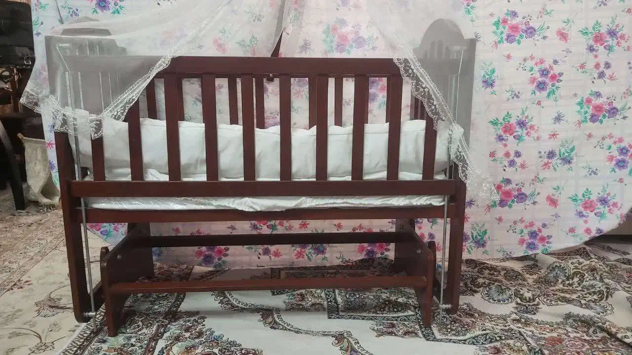 تخت وگهواره تمام چوب نوزاد کنار مادر با سرویس خواب|تخت و صندلی بچه|یزد, |دیوار