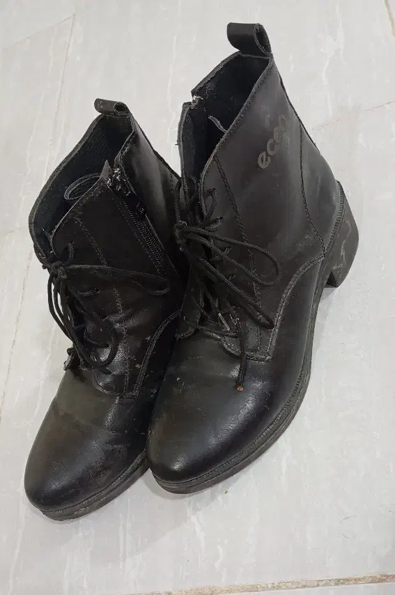 نیم پوتین|کیف، کفش، کمربند|دلند, |دیوار