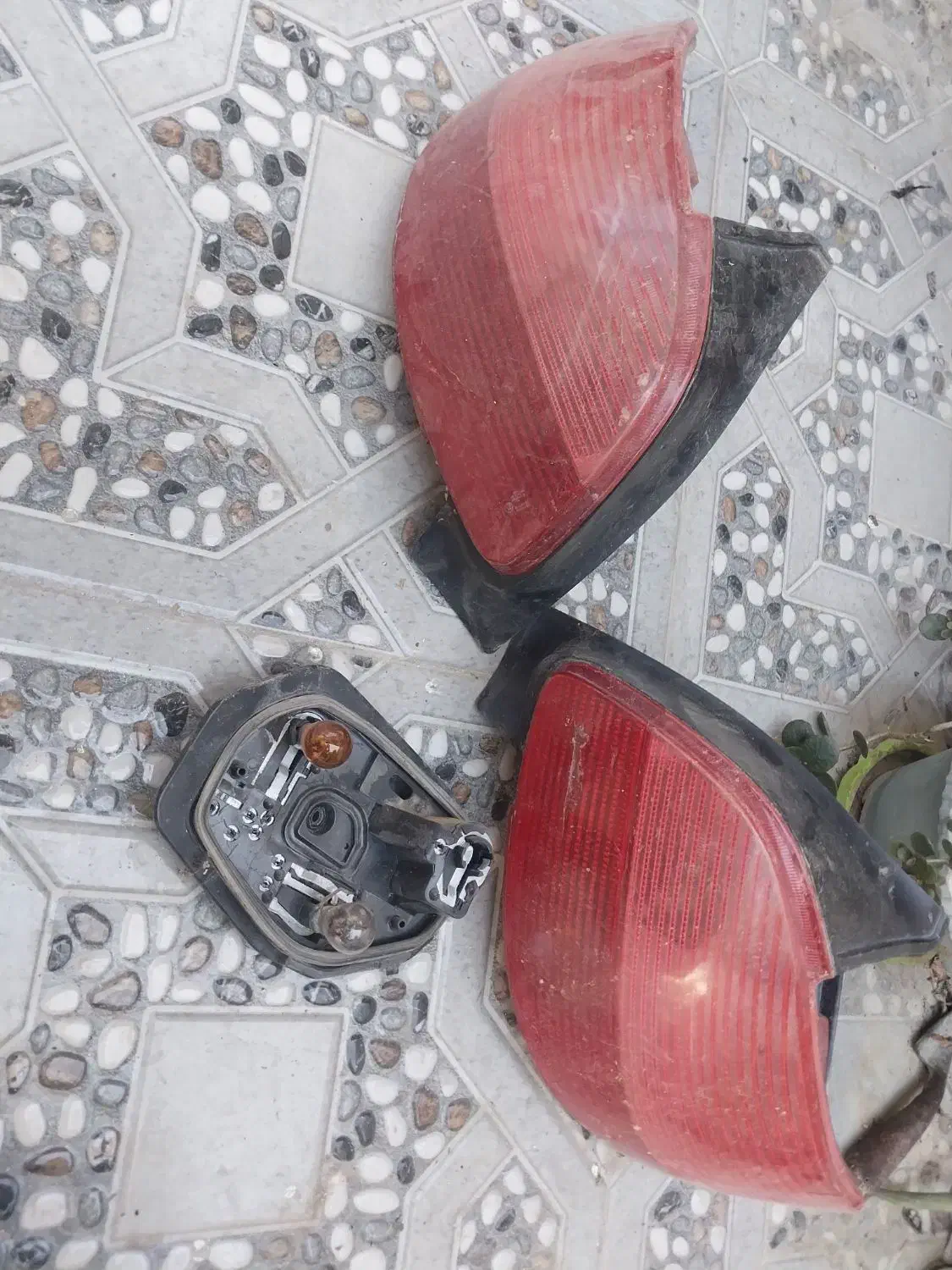 چراغ خطر عقب ۲۰۶ فرانسوی با کیت و لامپ|قطعات یدکی و لوازم جانبی|شیراز, شهرک بهار|دیوار