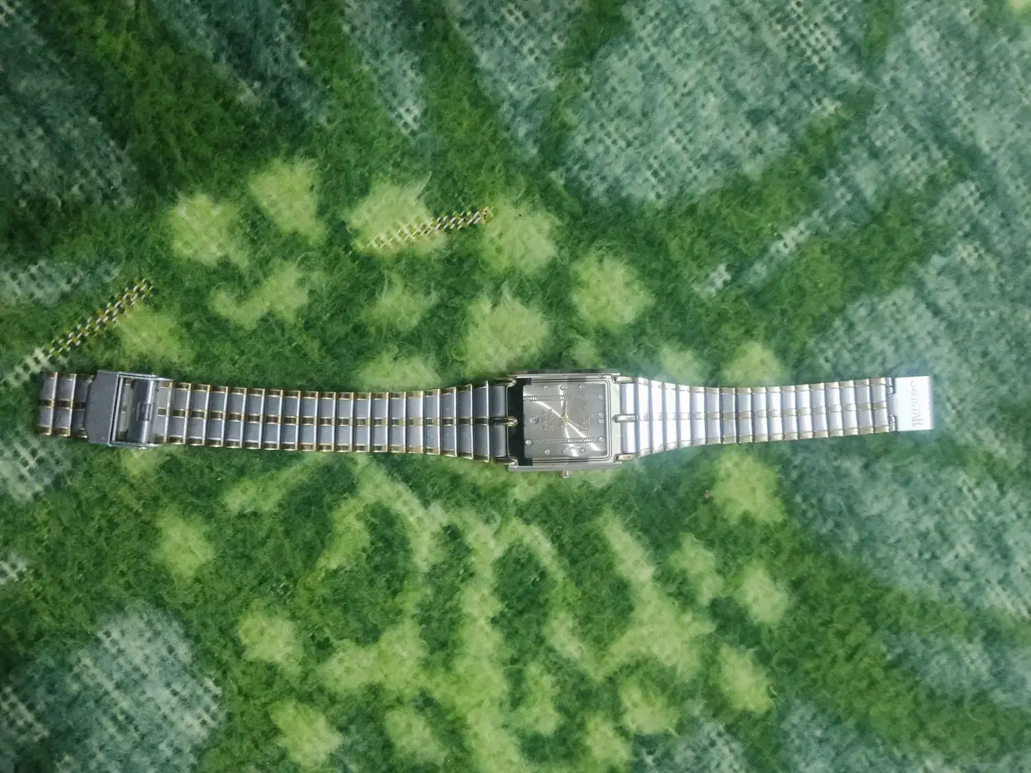 ساعت سویستاراصلی|ساعت|مرودشت, ژیان|دیوار