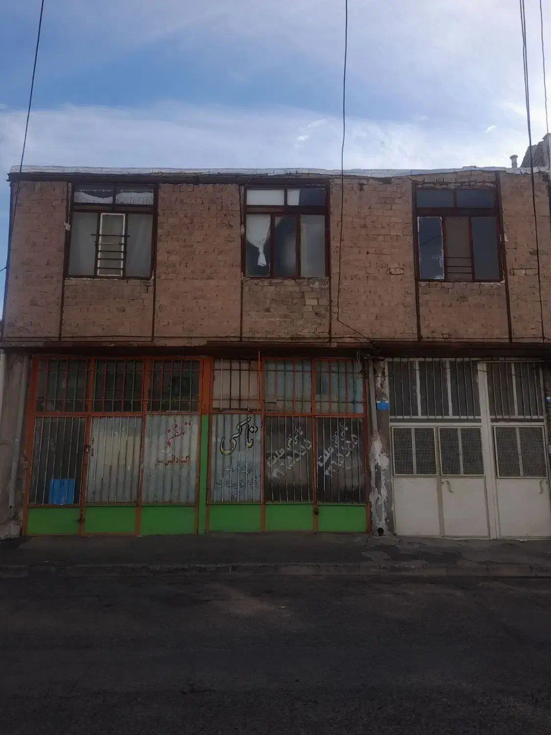 خانه دوطبقه قابل سکونت و دو دهنه مغازه تجاری|فروش زمین و ملک کلنگی|سبزوار, امیریه|دیوار